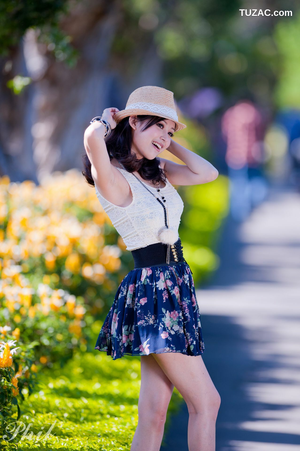 台湾正妹_Beautyleg腿模Avy《连衣裙公园外拍》写真集