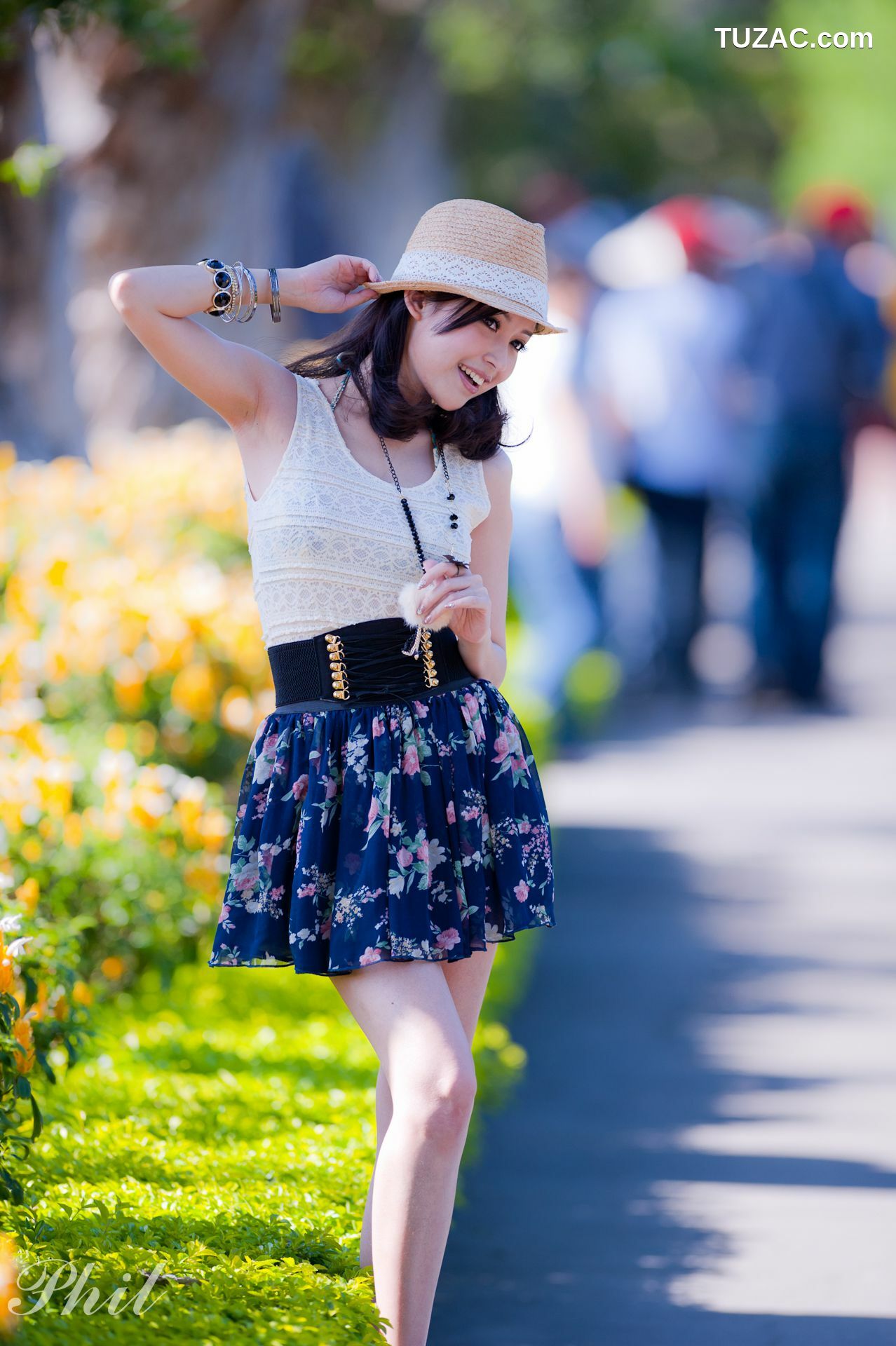 台湾正妹_Beautyleg腿模Avy《连衣裙公园外拍》写真集