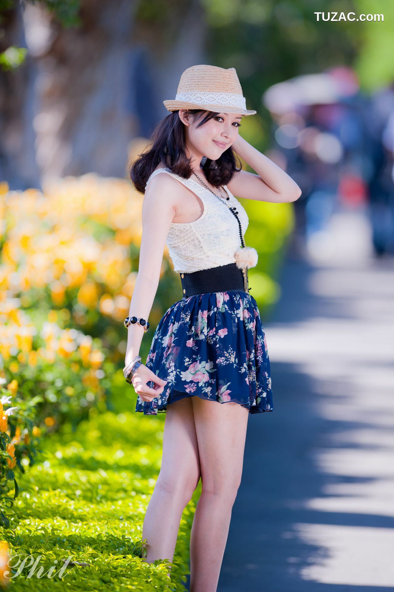 台湾正妹_Beautyleg腿模Avy《连衣裙公园外拍》写真集