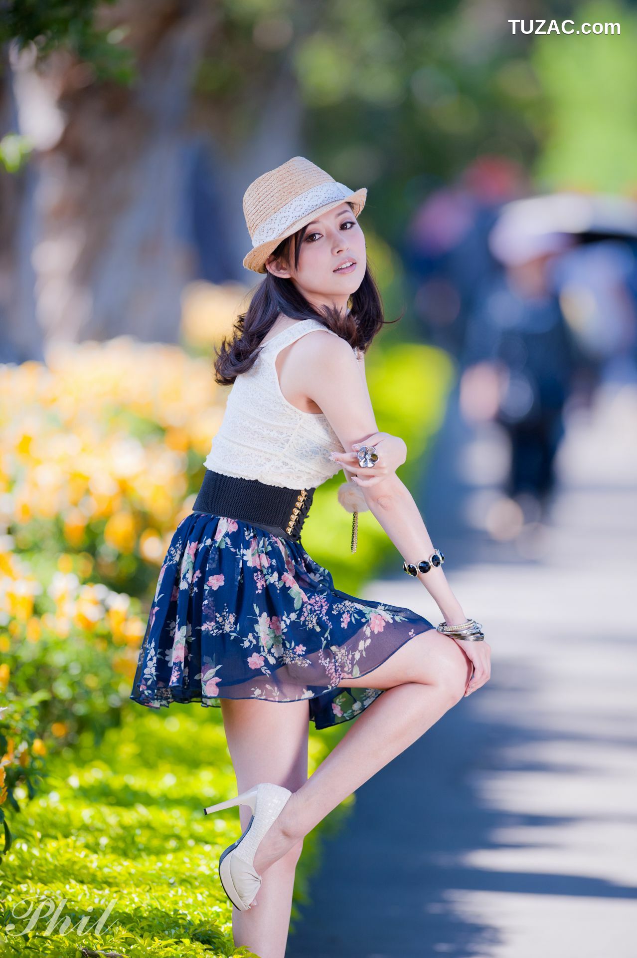 台湾正妹_Beautyleg腿模Avy《连衣裙公园外拍》写真集