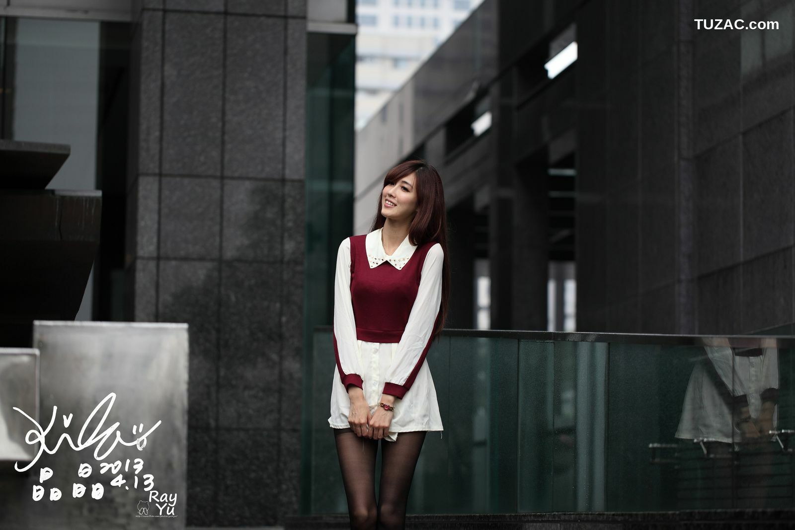 台湾正妹_Kila晶晶/廖挺伶《2套黑丝街拍图片》写真集