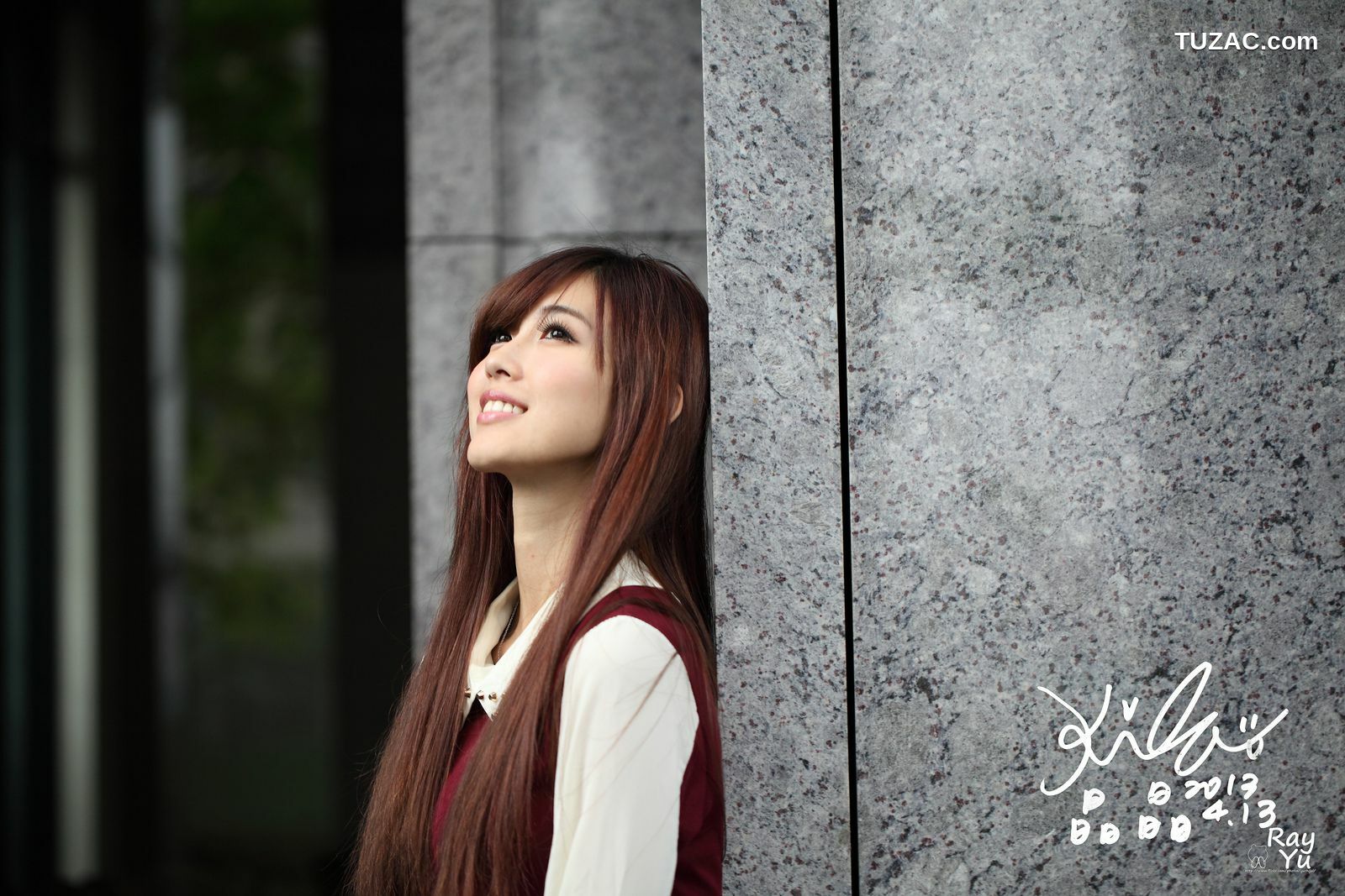 台湾正妹_Kila晶晶/廖挺伶《2套黑丝街拍图片》写真集