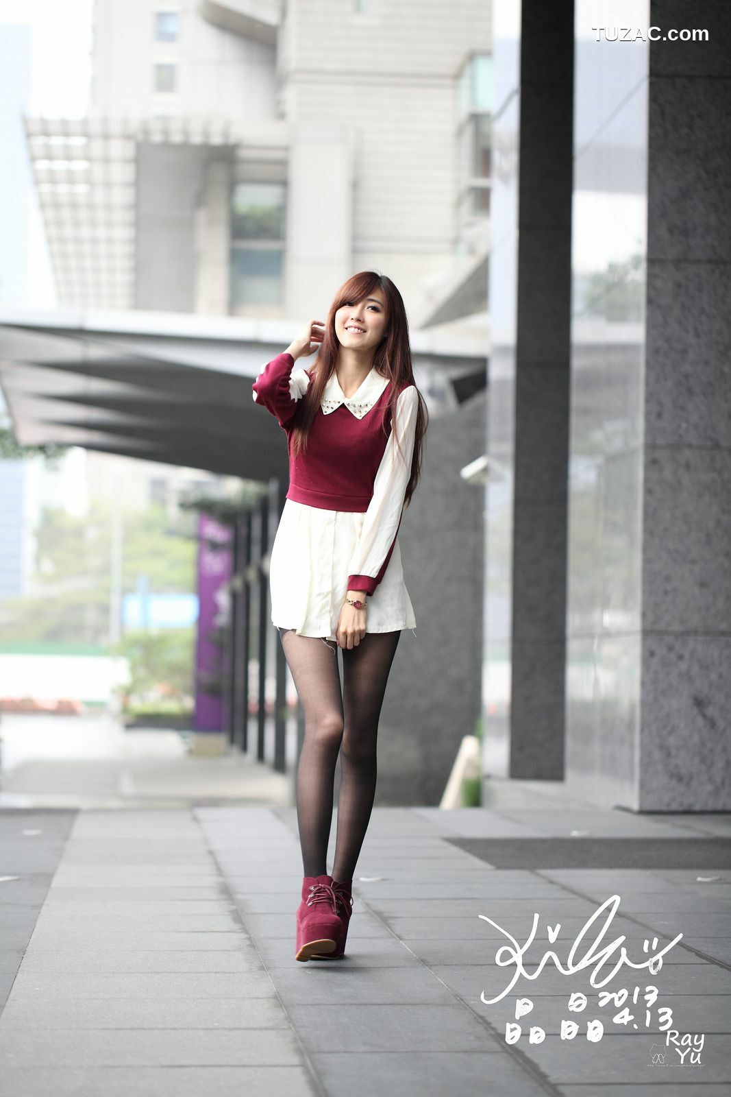 台湾正妹_Kila晶晶/廖挺伶《2套黑丝街拍图片》写真集