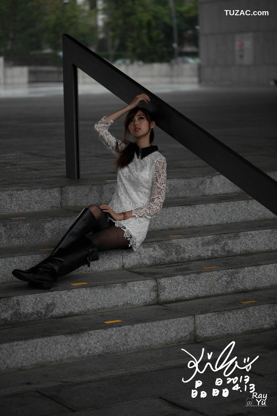 台湾正妹_Kila晶晶/廖挺伶《2套黑丝街拍图片》写真集