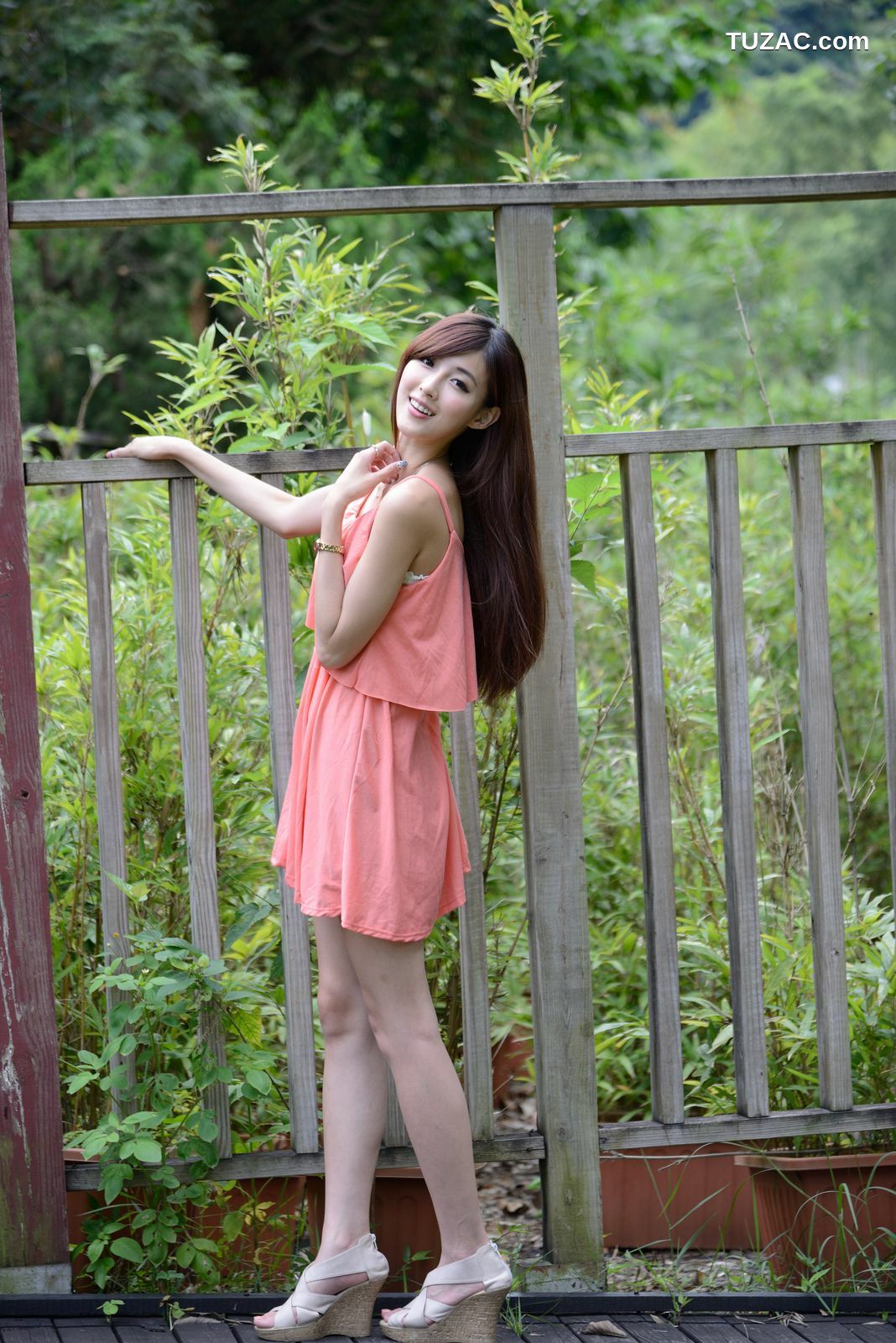 台湾正妹_Kila晶晶/廖挺伶《粉色连衣裙外拍》写真集