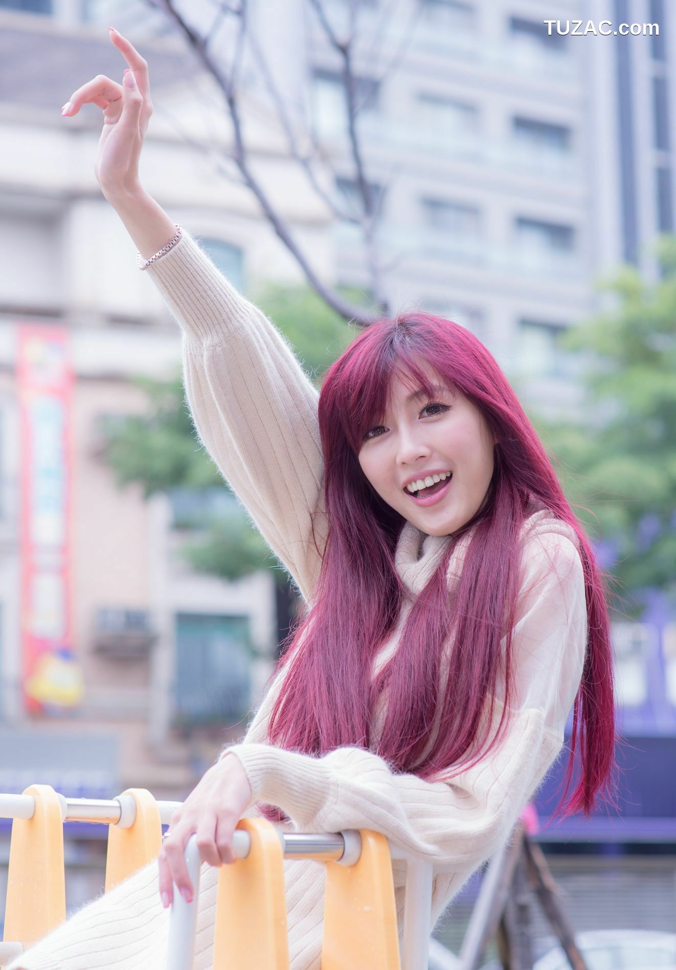 台湾正妹_Kila晶晶/廖挺伶《针织衫套裙街拍》写真集