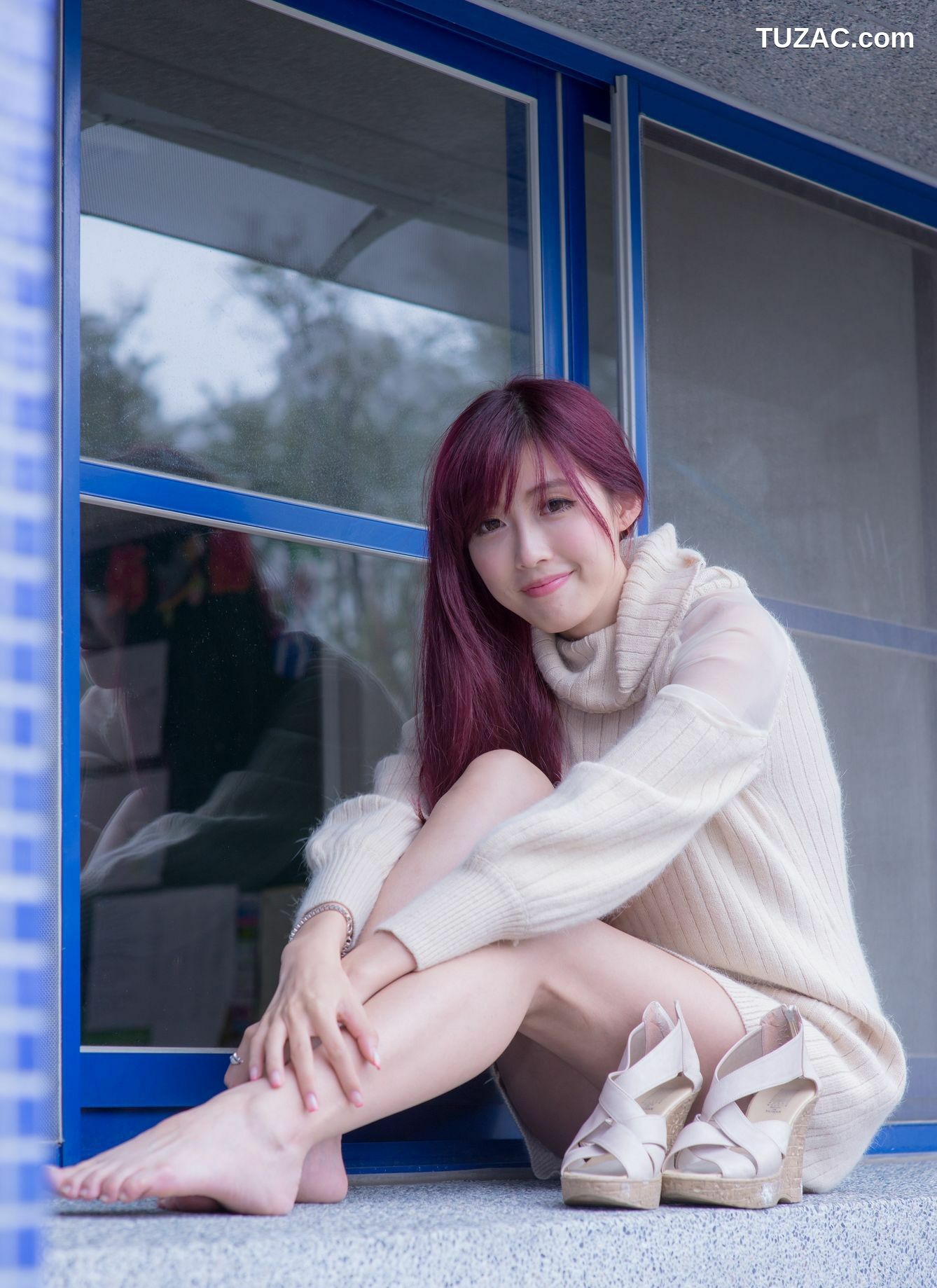 台湾正妹_Kila晶晶/廖挺伶《针织衫套裙街拍》写真集