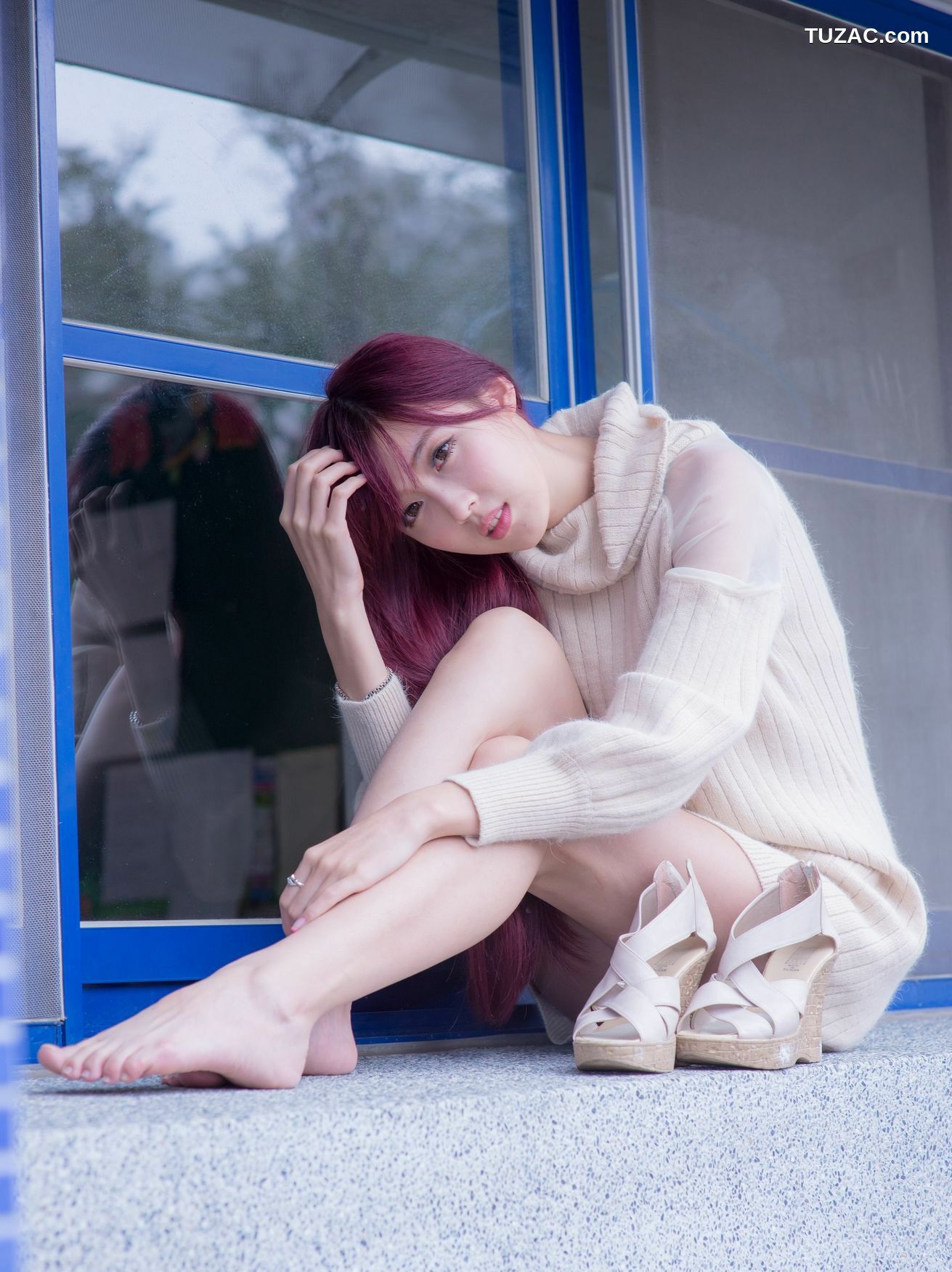 台湾正妹_Kila晶晶/廖挺伶《针织衫套裙街拍》写真集