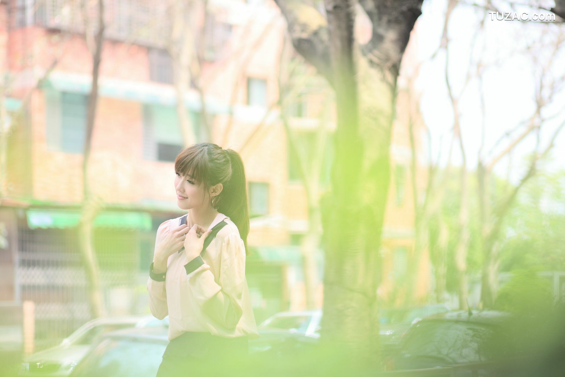 台湾正妹_Kila晶晶/金允乔《2组超短裙街拍》 写真集