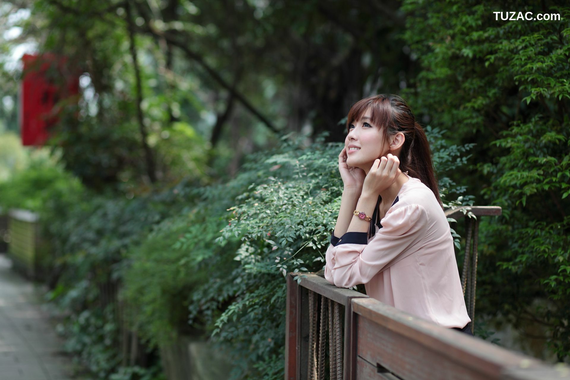 台湾正妹_Kila晶晶/金允乔《2组超短裙街拍》 写真集