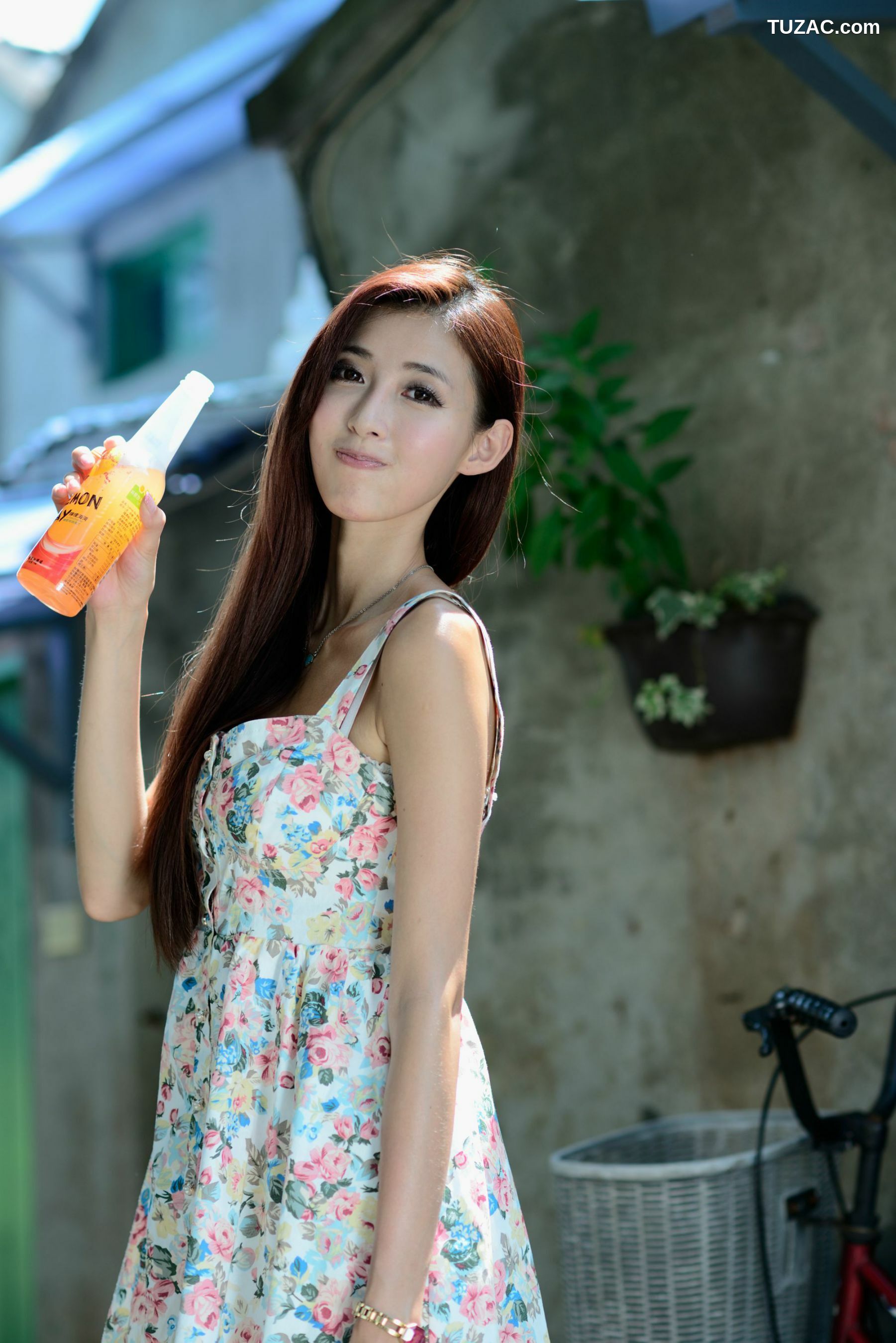 台湾正妹_Kila晶晶/金允乔《街拍吊带连衣裙系列》写真集