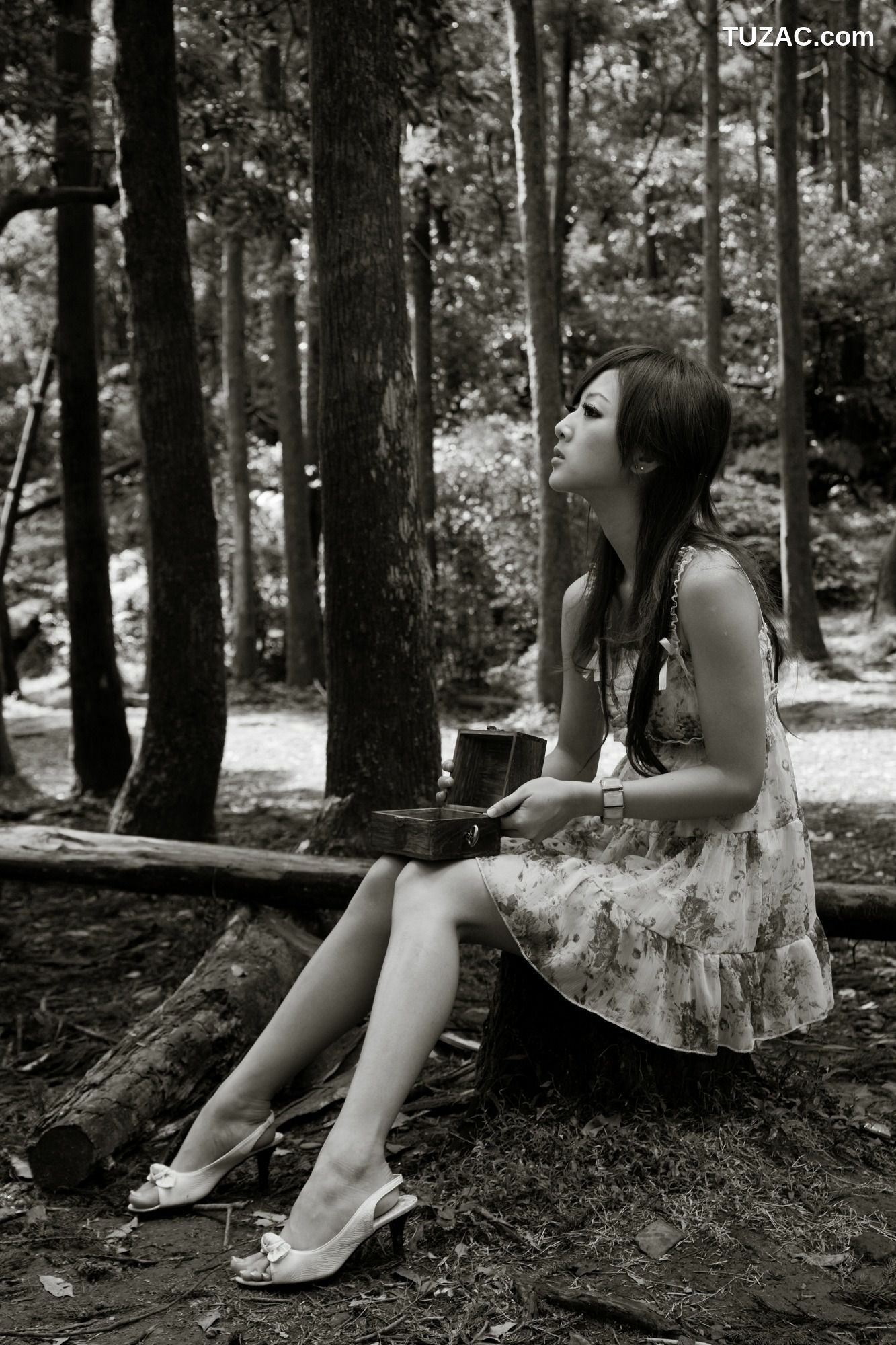 台湾正妹_Mikako/张凯洁《白色圓舞曲x黑色執念》陽明山竹子湖外拍 写真集