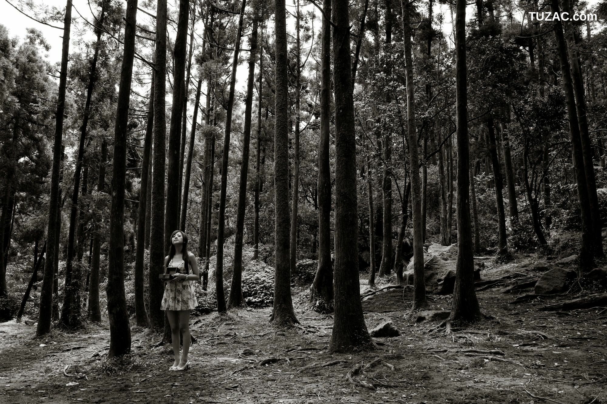 台湾正妹_Mikako/张凯洁《白色圓舞曲x黑色執念》陽明山竹子湖外拍 写真集