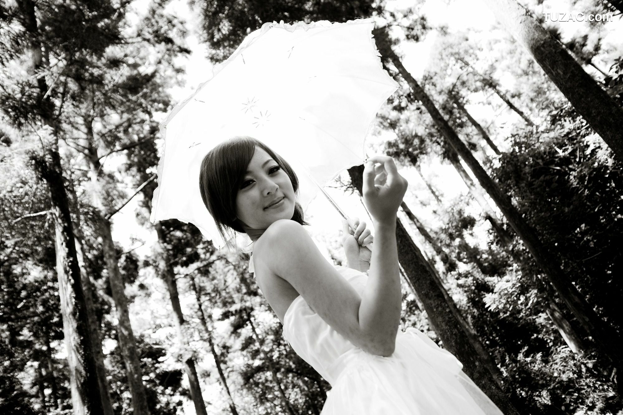 台湾正妹_Mikako/张凯洁《白色圓舞曲x黑色執念》陽明山竹子湖外拍 写真集