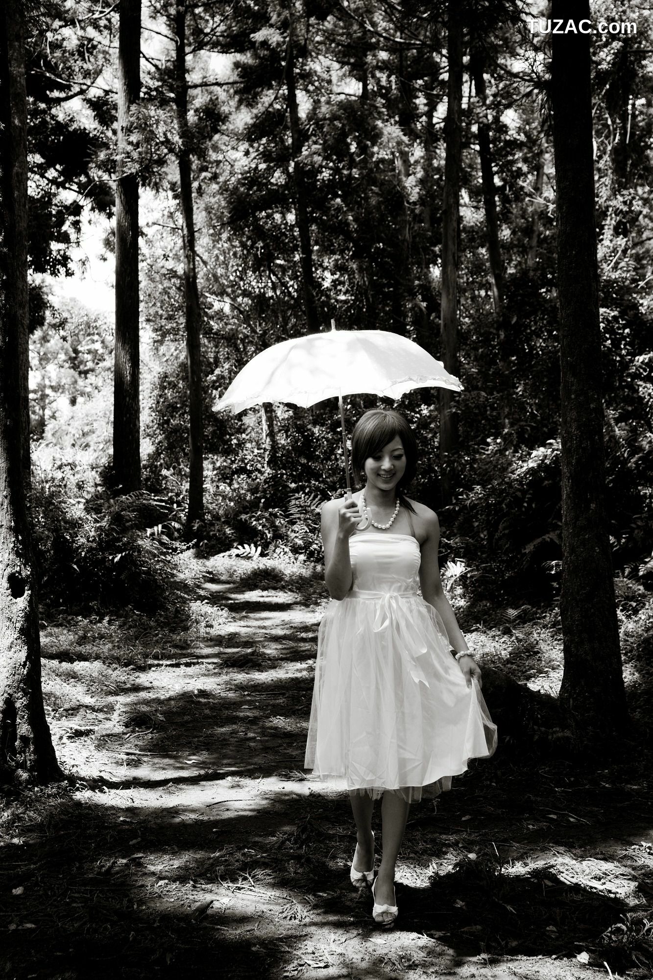 台湾正妹_Mikako/张凯洁《白色圓舞曲x黑色執念》陽明山竹子湖外拍 写真集