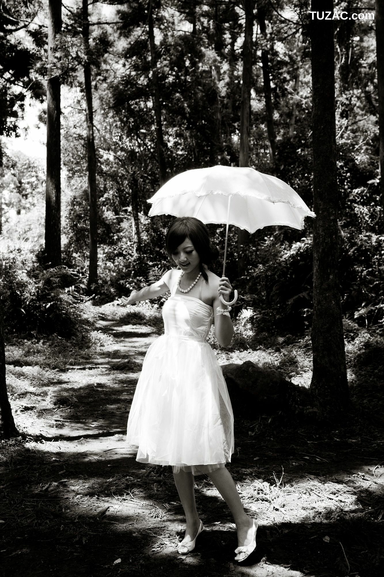 台湾正妹_Mikako/张凯洁《白色圓舞曲x黑色執念》陽明山竹子湖外拍 写真集