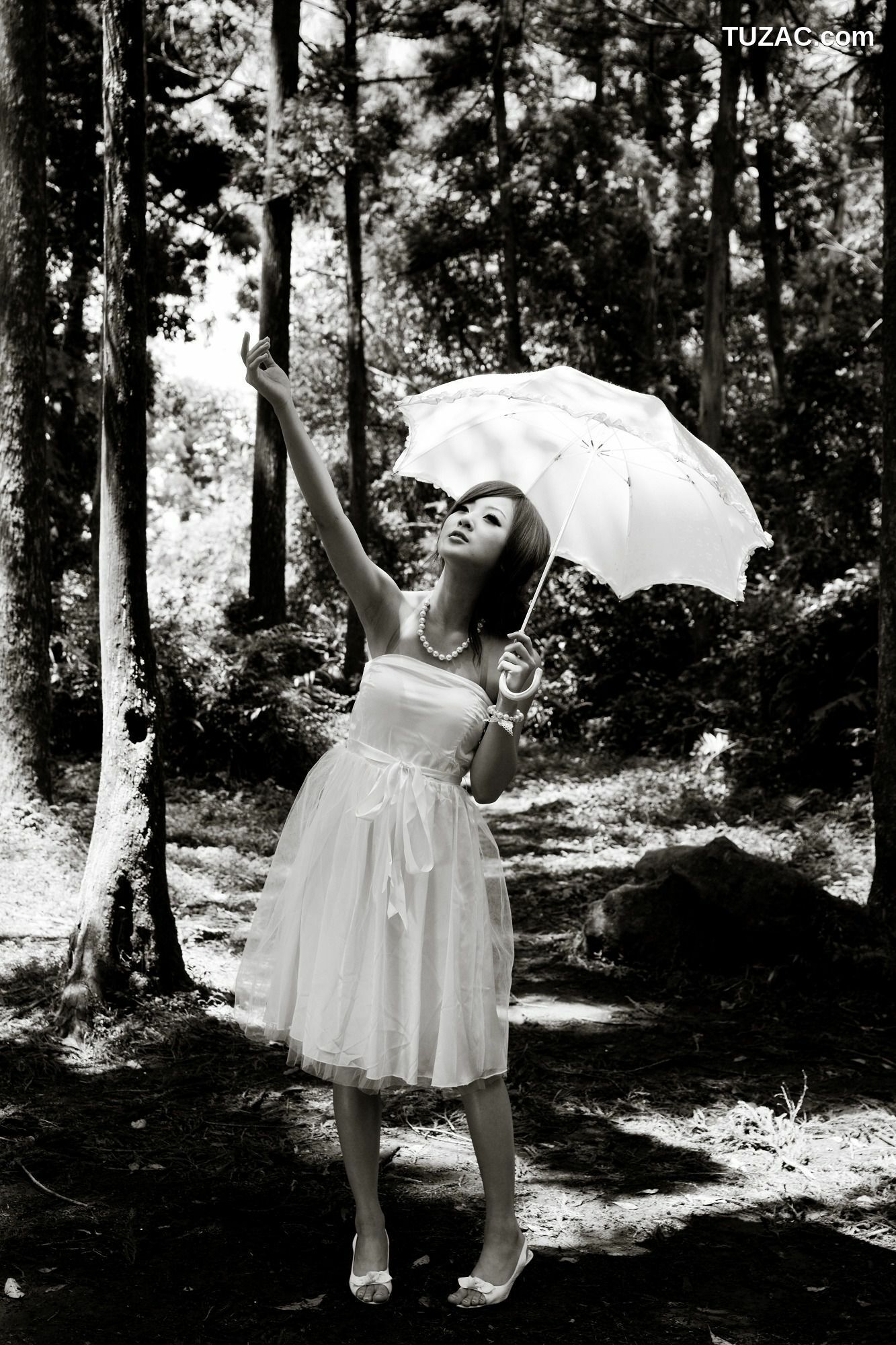 台湾正妹_Mikako/张凯洁《白色圓舞曲x黑色執念》陽明山竹子湖外拍 写真集