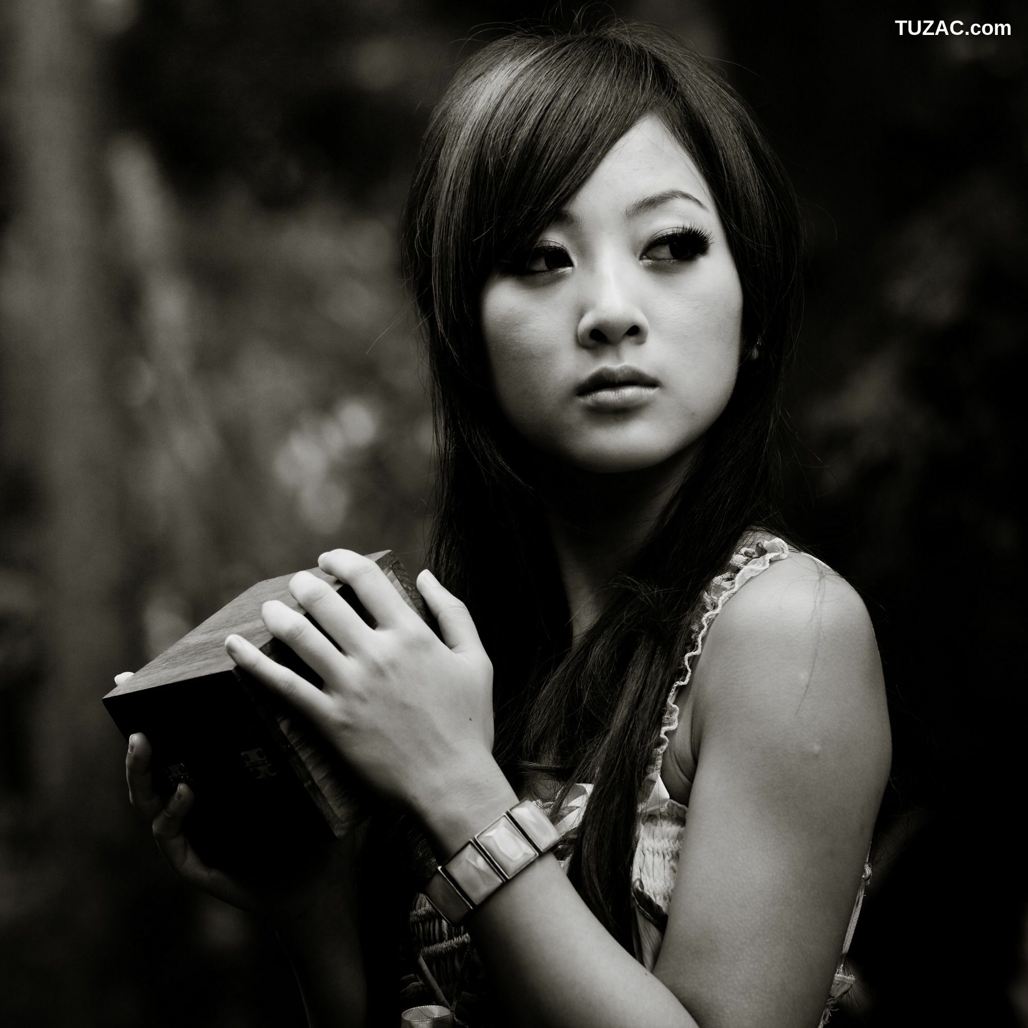 台湾正妹_Mikako/张凯洁《白色圓舞曲x黑色執念》陽明山竹子湖外拍 写真集