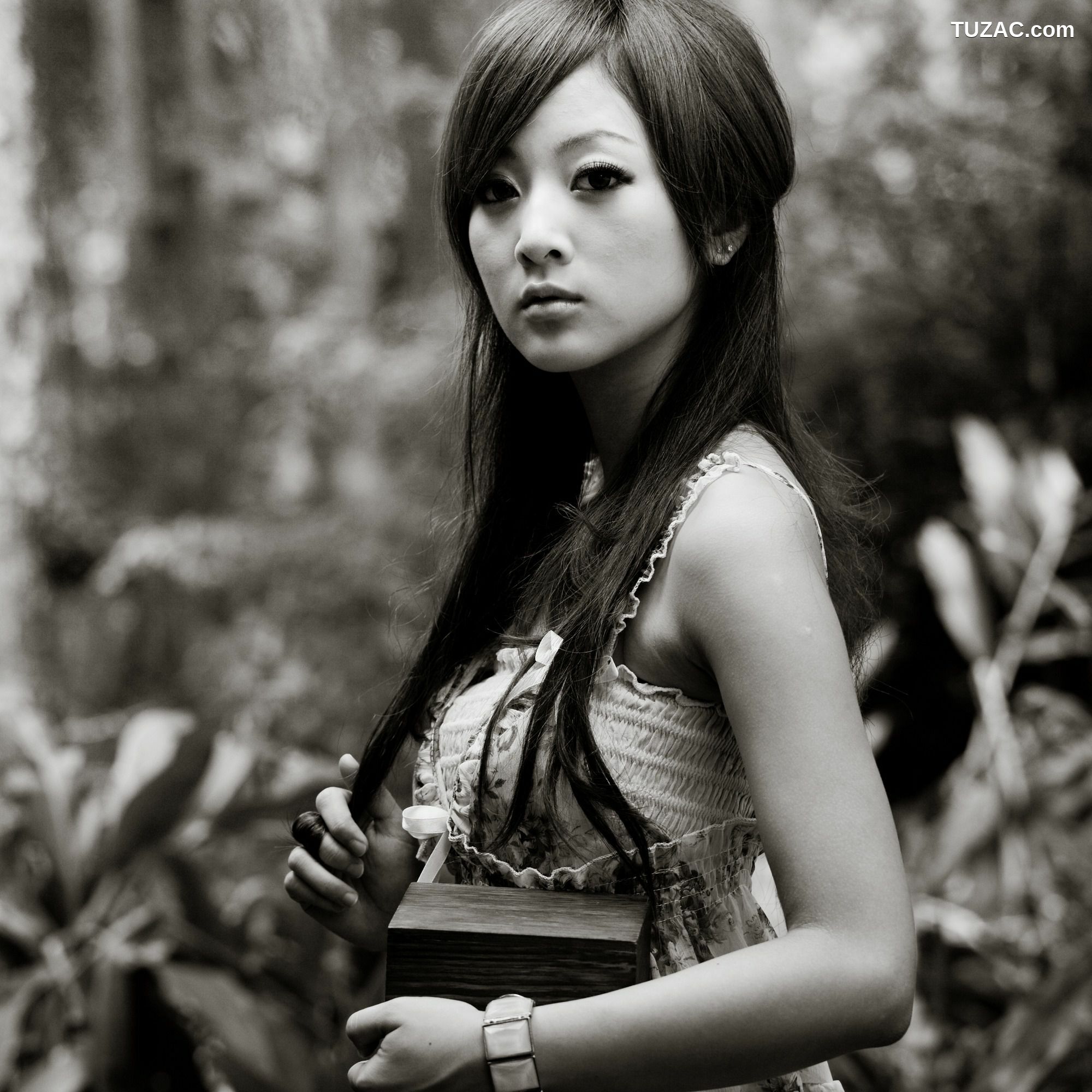 台湾正妹_Mikako/张凯洁《白色圓舞曲x黑色執念》陽明山竹子湖外拍 写真集