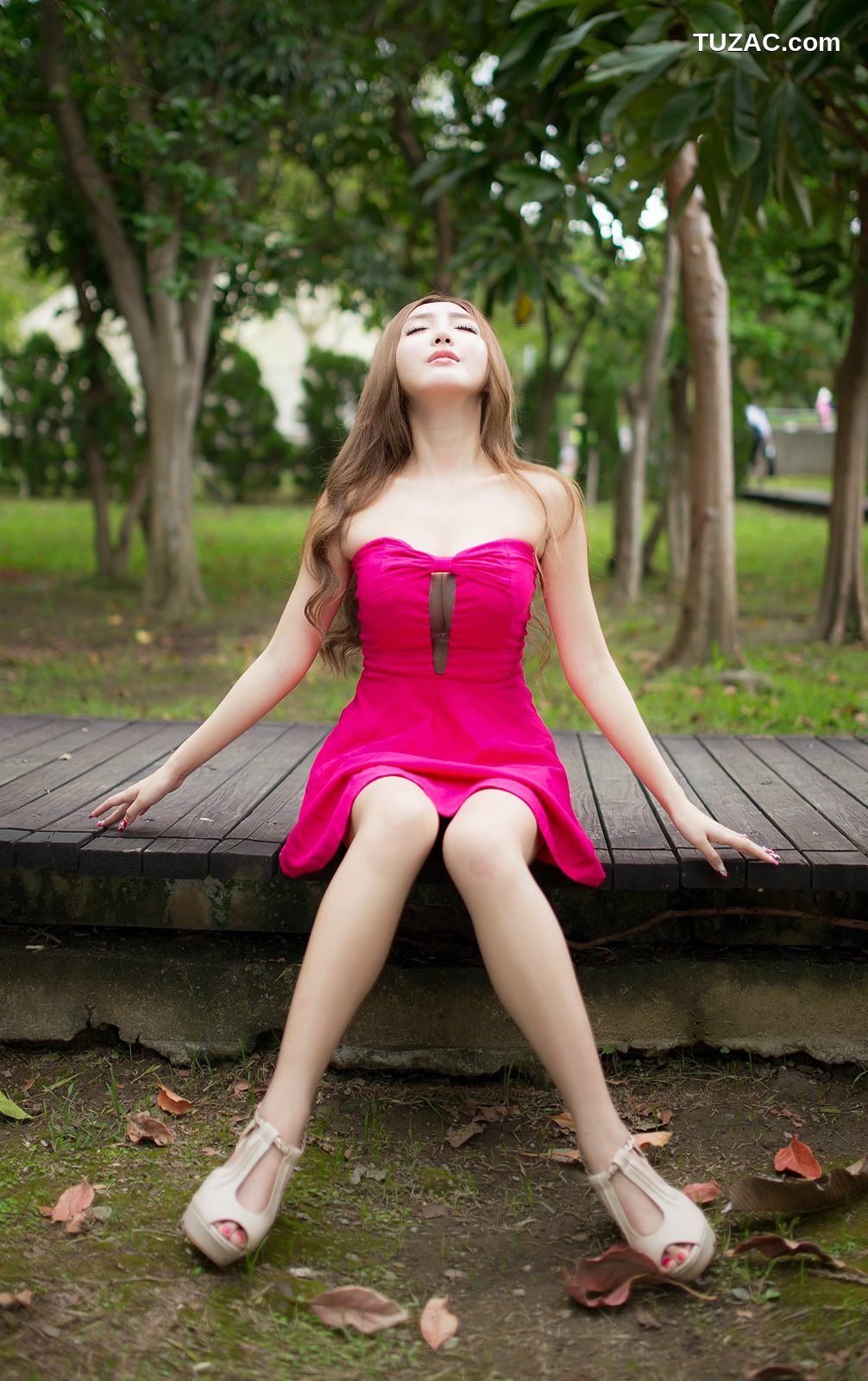 台湾正妹_Syuan赵芸《极品粉嫩红裙女神》写真集