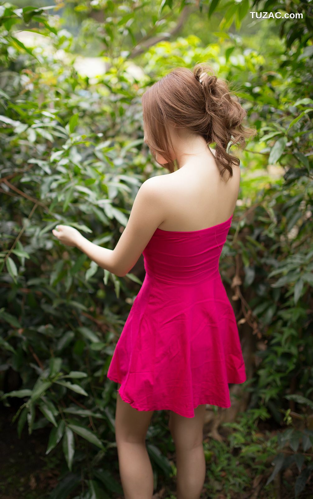 台湾正妹_Syuan赵芸《极品粉嫩红裙女神》写真集