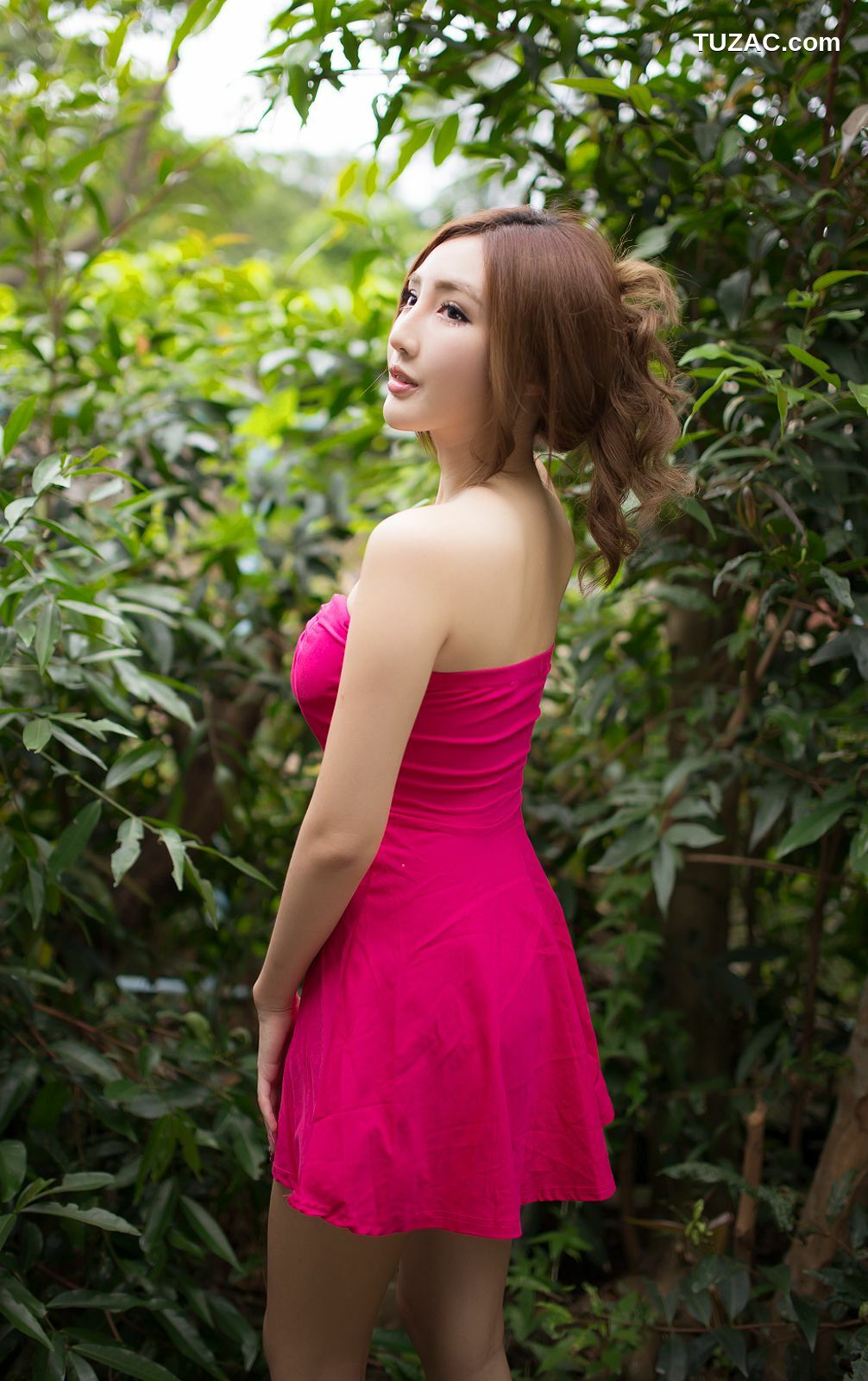 台湾正妹_Syuan赵芸《极品粉嫩红裙女神》写真集