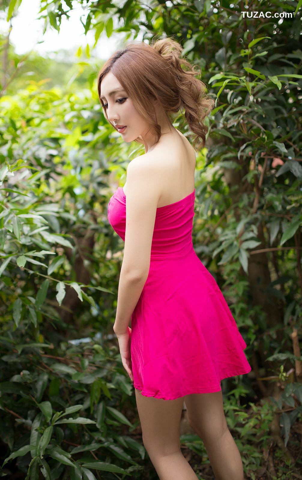 台湾正妹_Syuan赵芸《极品粉嫩红裙女神》写真集