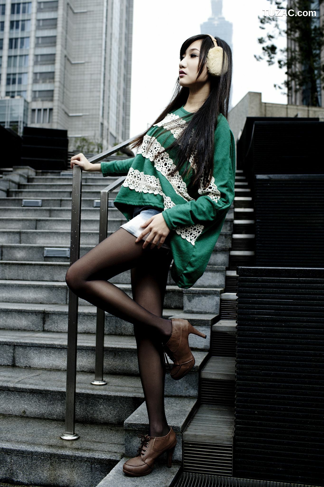 台湾正妹_Tina李霜《黑丝街拍图片》写真合集