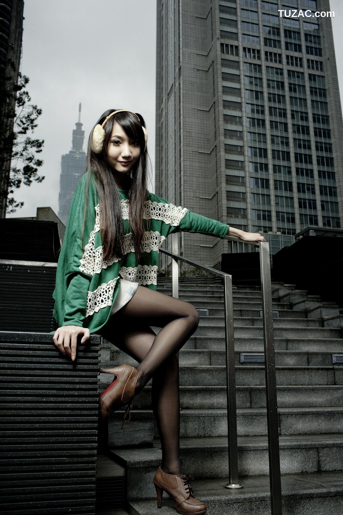 台湾正妹_Tina李霜《黑丝街拍图片》写真合集