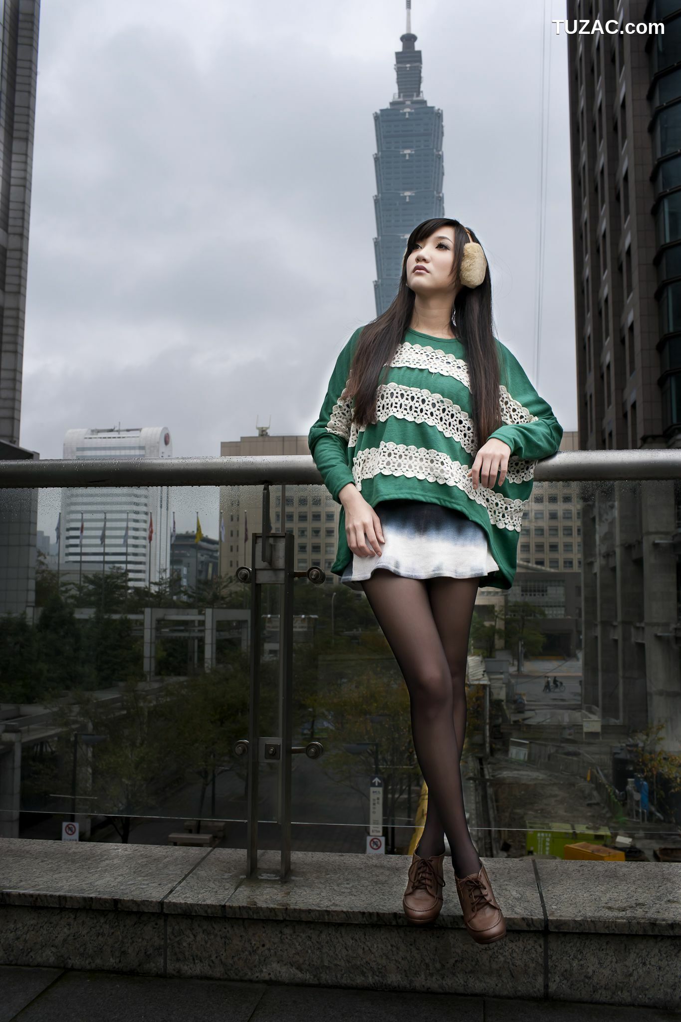 台湾正妹_Tina李霜《黑丝街拍图片》写真合集