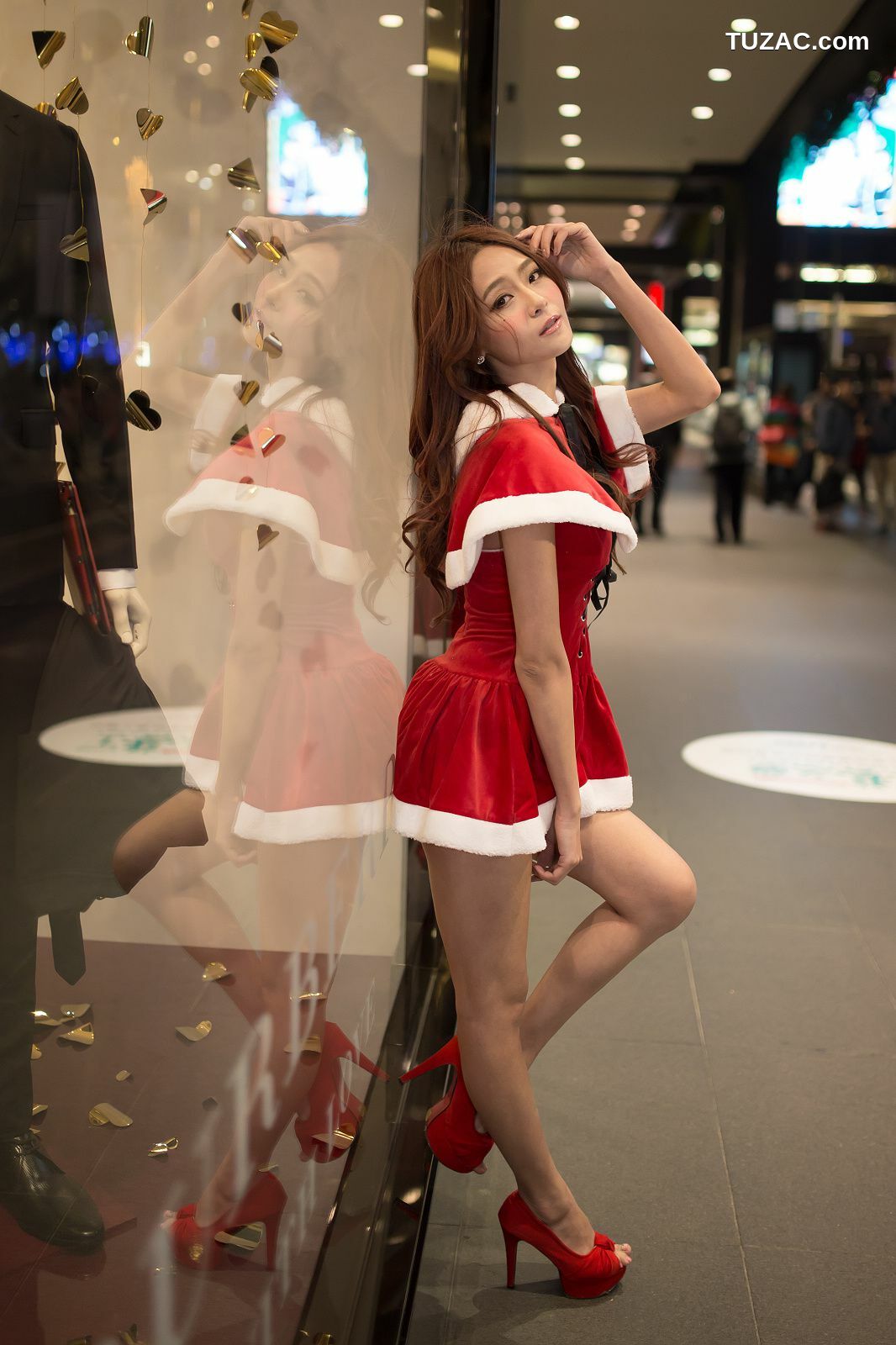 台湾正妹_Winnie小雪/庄咏惠《圣诞小短裙夜拍》写真集