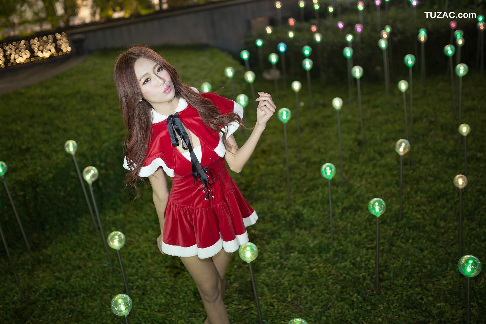 台湾正妹_Winnie小雪/庄咏惠《圣诞小短裙夜拍》写真集