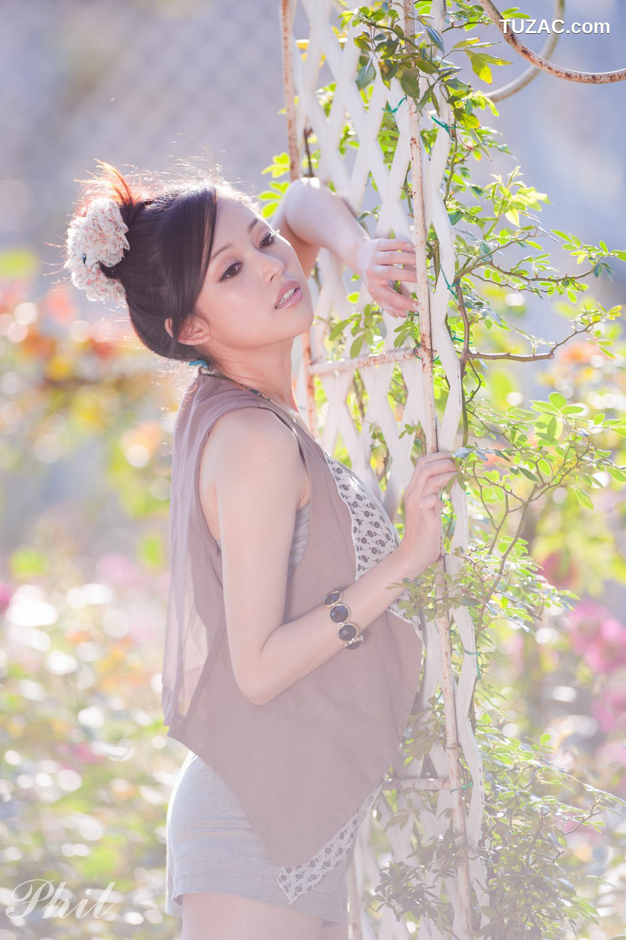 台湾正妹_台湾女神Avy杜可薇《吊带短裤系列》小清新唯美外拍写真集