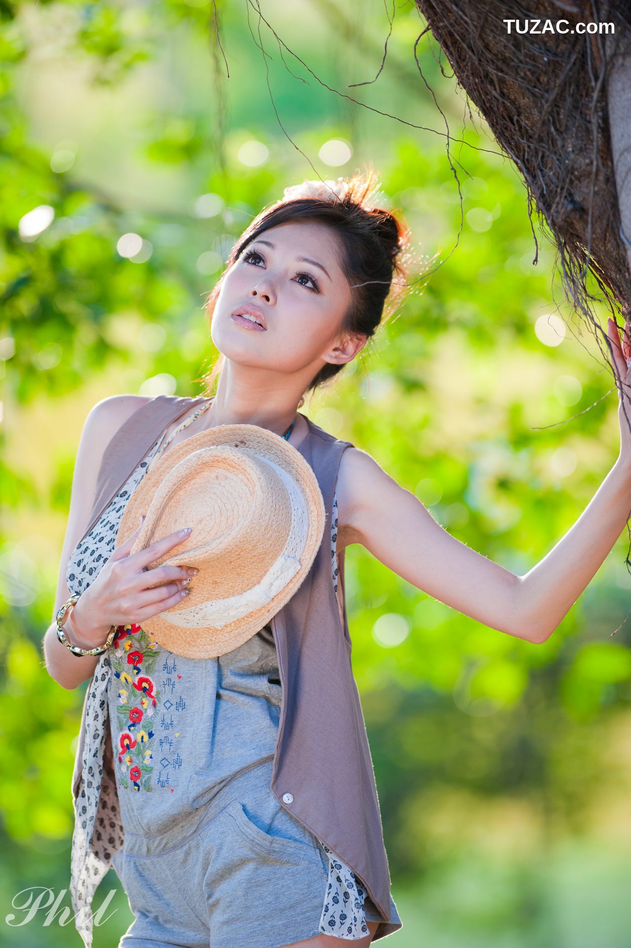 台湾正妹_台湾女神Avy杜可薇《吊带短裤系列》小清新唯美外拍写真集