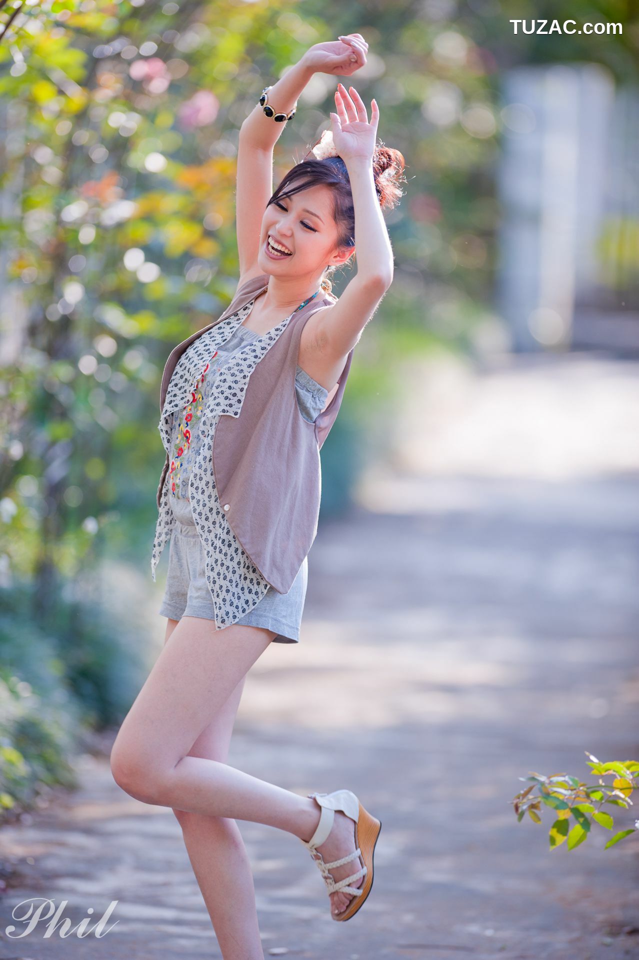 台湾正妹_台湾女神Avy杜可薇《吊带短裤系列》小清新唯美外拍写真集