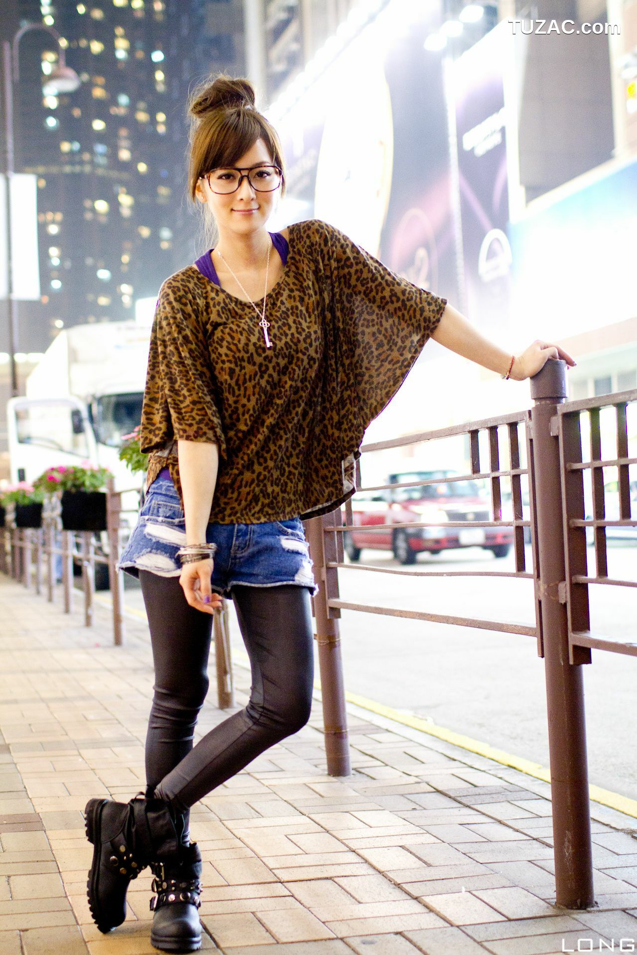 台湾正妹_台湾果子MM《港澳之旅》夜市街拍系列 写真集