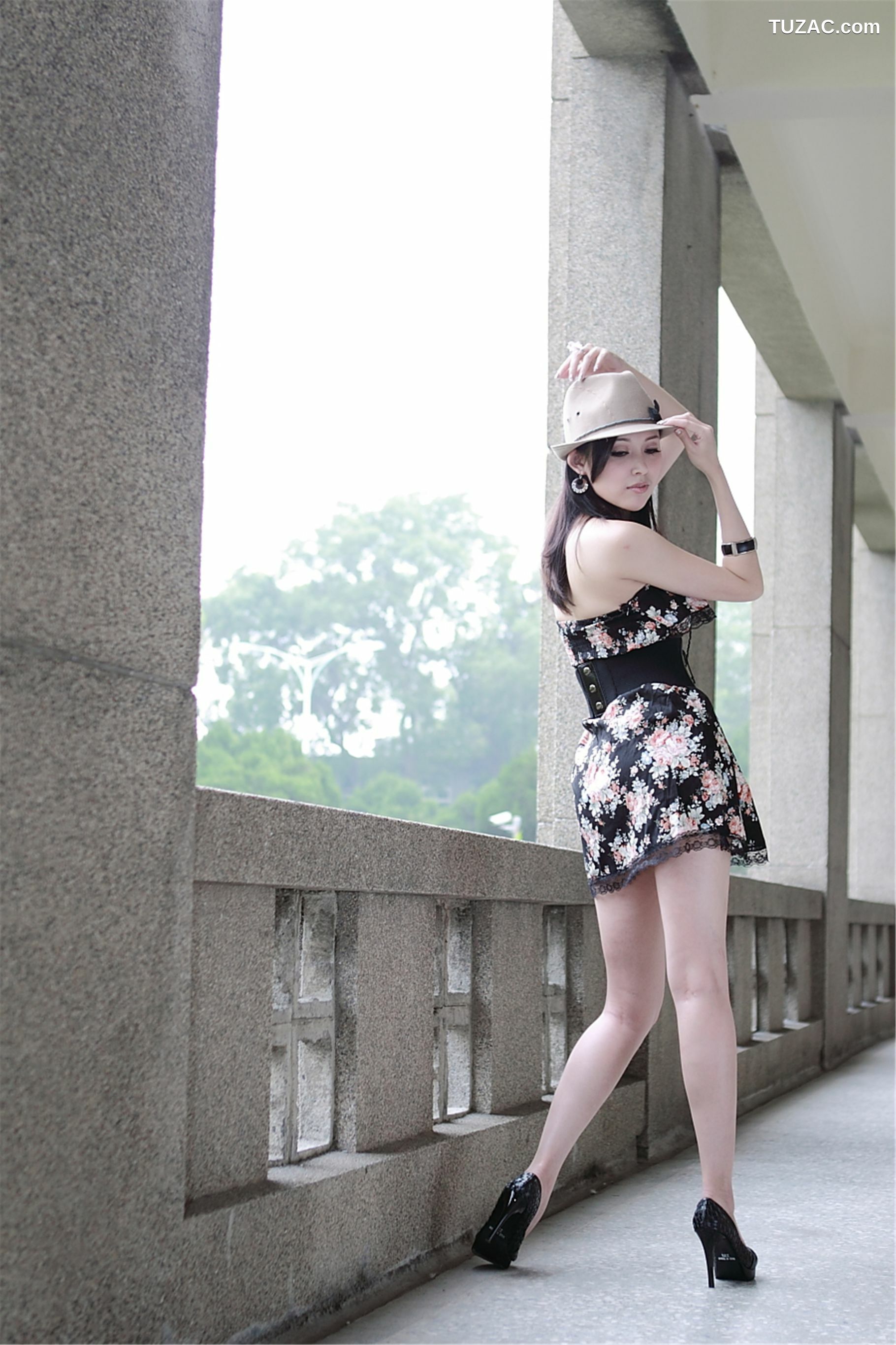 台湾正妹_台湾模特Avy杜可薇《时尚连衣裙街拍》写真集