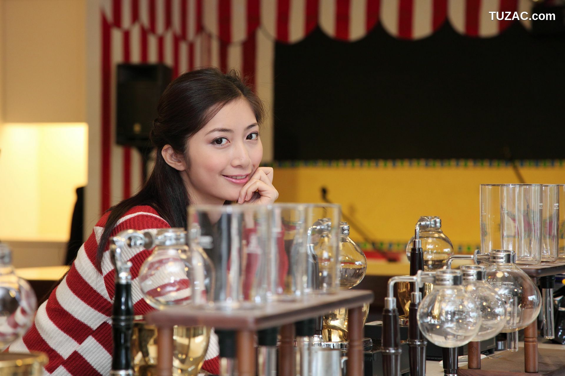 台湾正妹_台湾模特Emily《酒店室拍》写真集