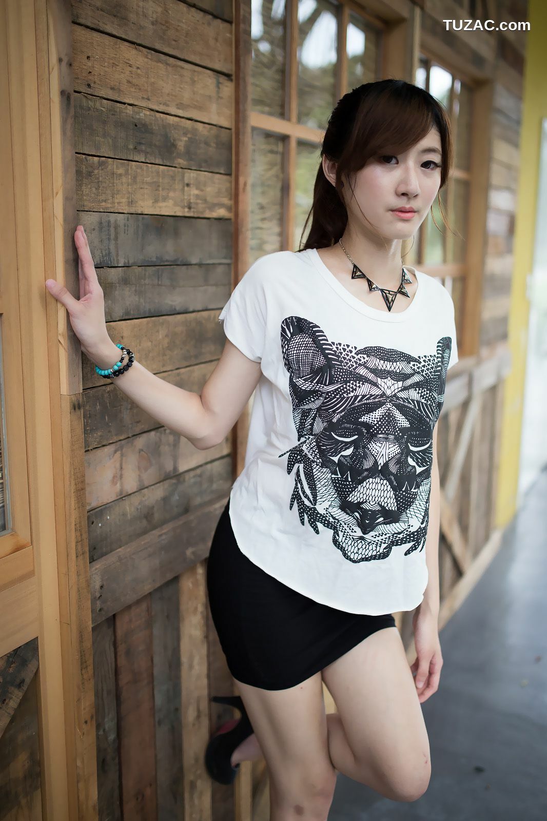 台湾正妹_台湾模特Queena/林茉晶《公园外拍》写真集