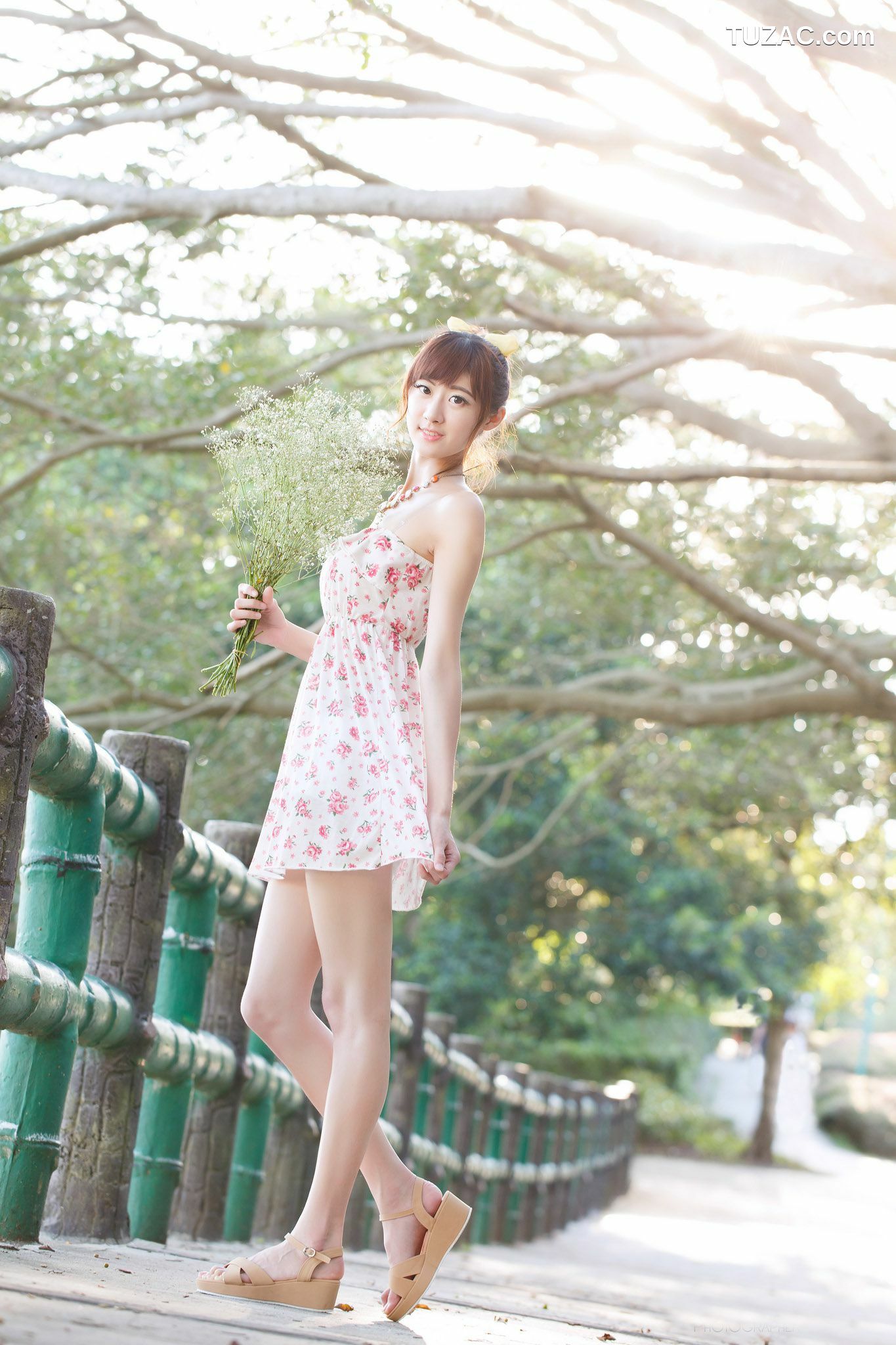 台湾正妹_台湾模特Queena/林茉晶《公园外拍》写真集