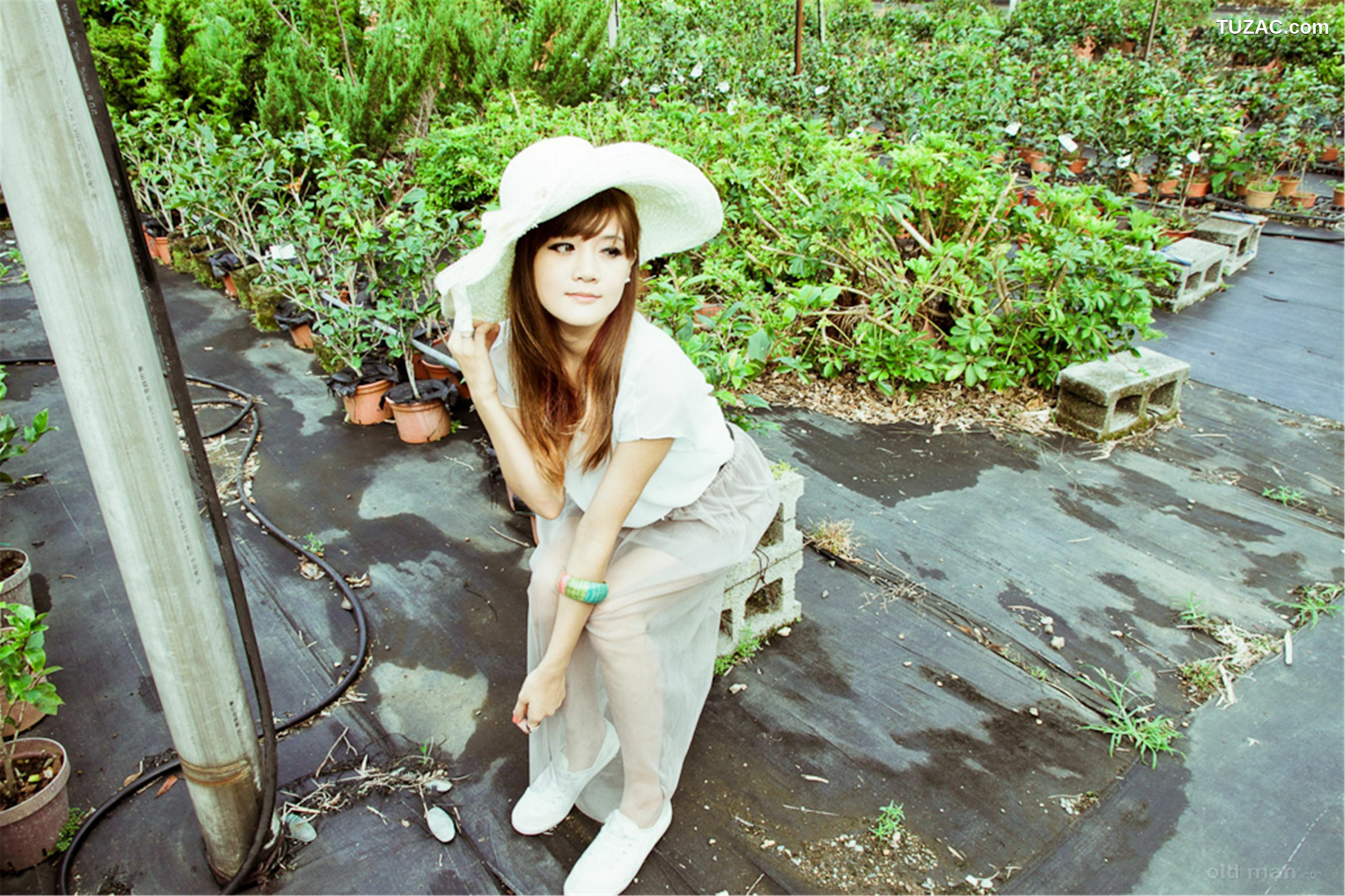 台湾正妹_台湾模特熊维妮《美军宿舍随拍》写真集