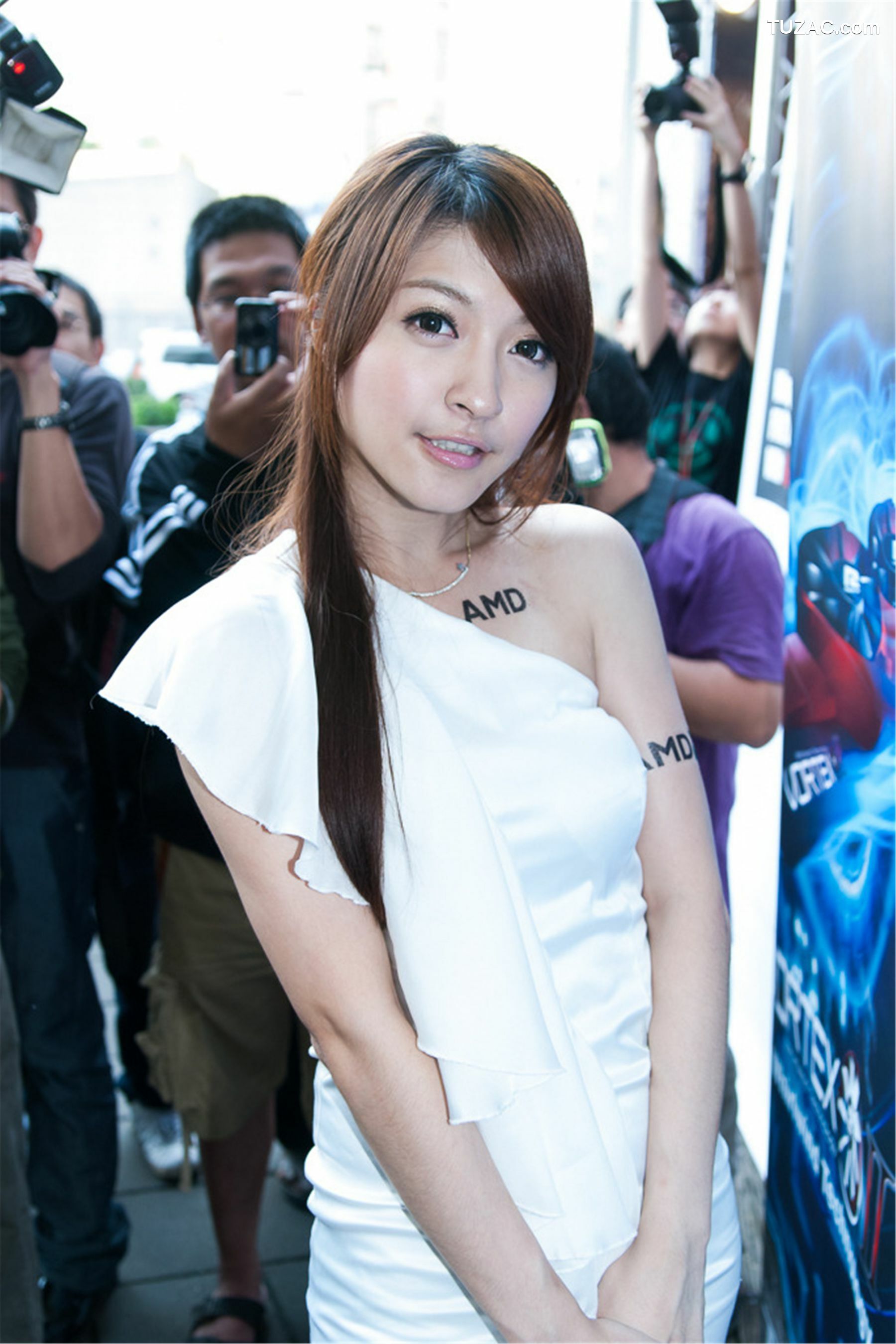 台湾正妹_台湾模特蓓蓓《光华商场AMD展台》高清套图