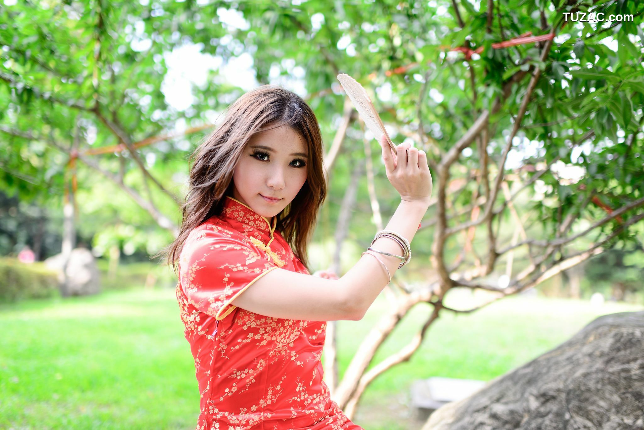 台湾正妹_台湾模特阿布《红黑旗袍系列外拍》写真集