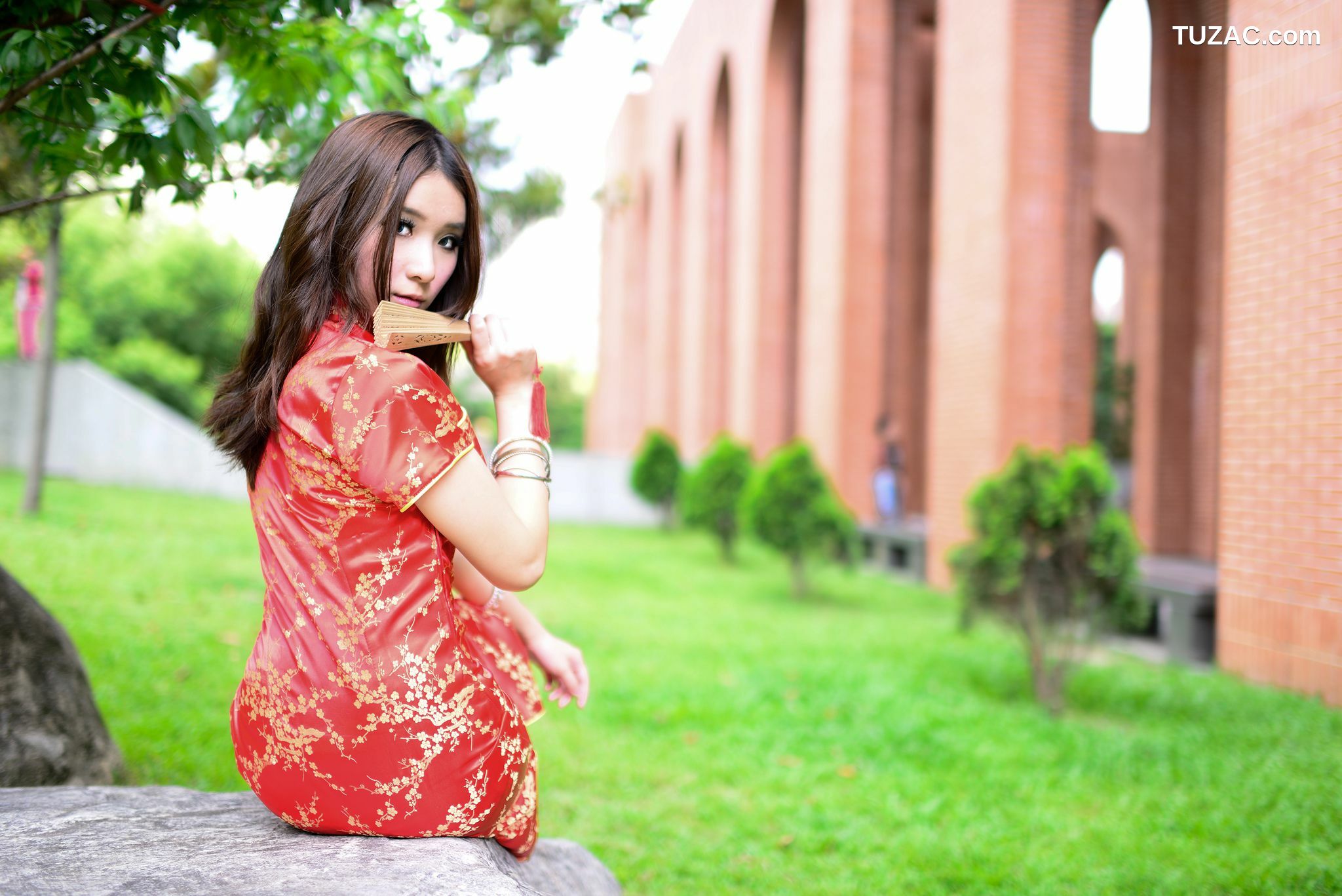 台湾正妹_台湾模特阿布《红黑旗袍系列外拍》写真集