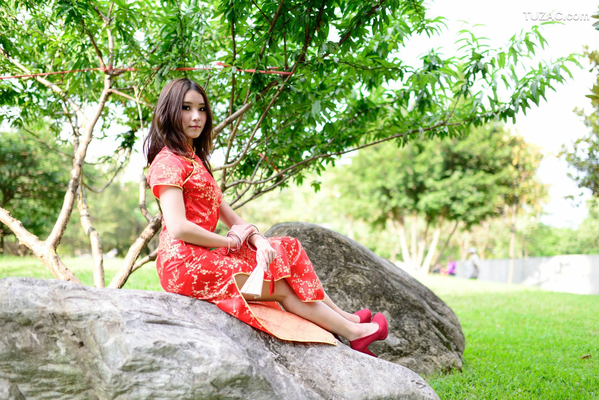 台湾正妹_台湾模特阿布《红黑旗袍系列外拍》写真集