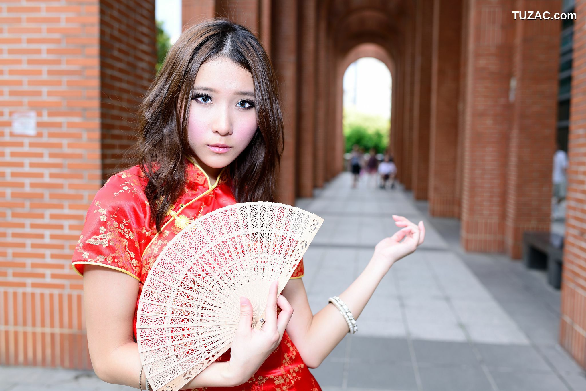 台湾正妹_台湾模特阿布《红黑旗袍系列外拍》写真集