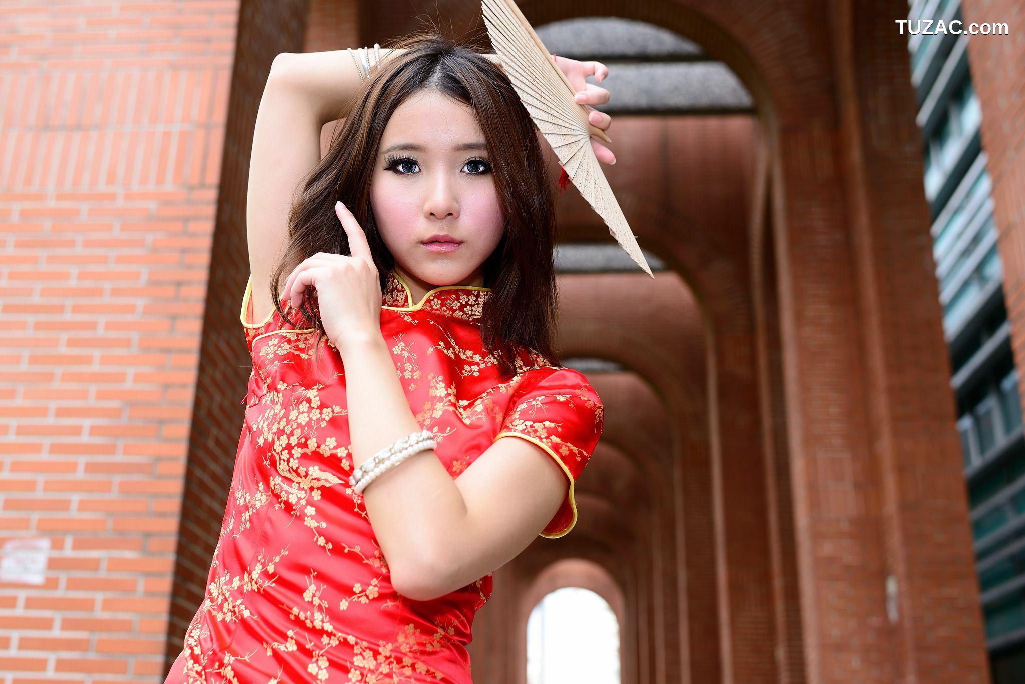 台湾正妹_台湾模特阿布《红黑旗袍系列外拍》写真集