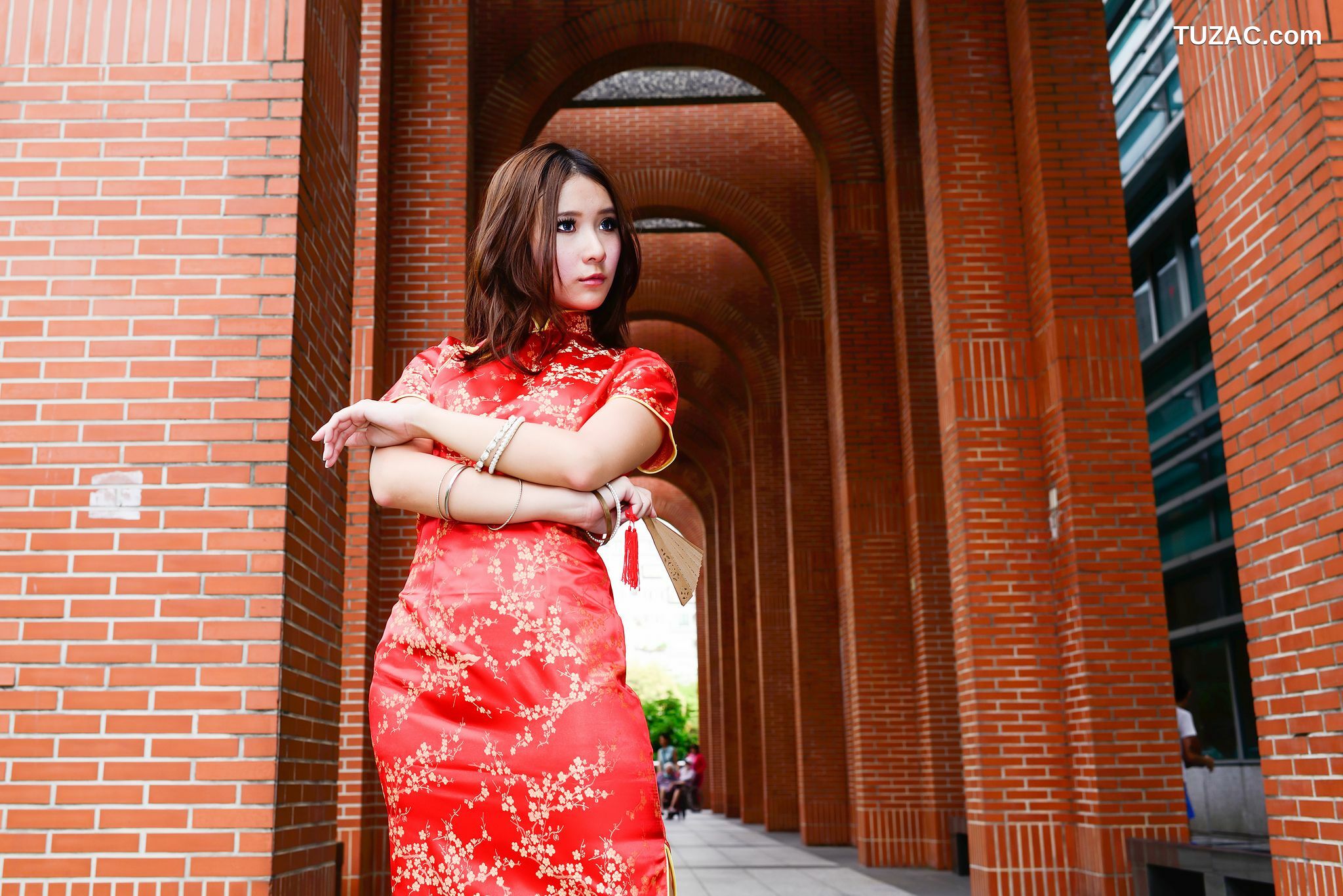 台湾正妹_台湾模特阿布《红黑旗袍系列外拍》写真集