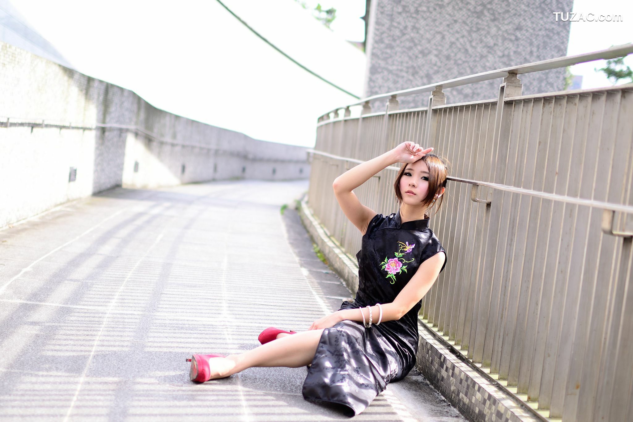 台湾正妹_台湾模特阿布《红黑旗袍系列外拍》写真集