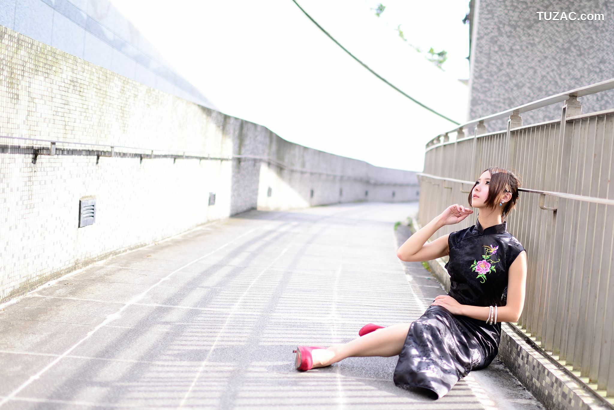 台湾正妹_台湾模特阿布《红黑旗袍系列外拍》写真集